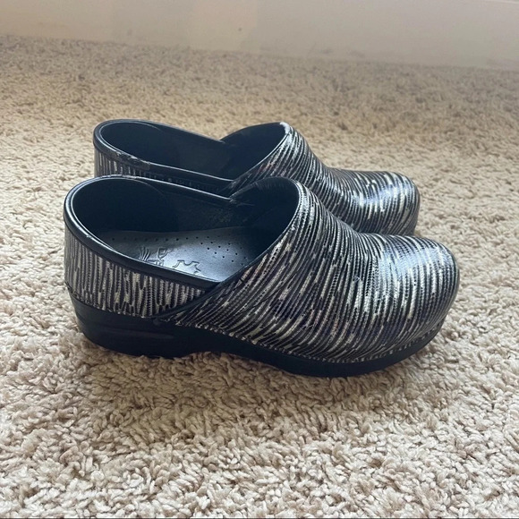 Dansko White Black Striped Slip On Shoes Clogs - Picture 1 of 5